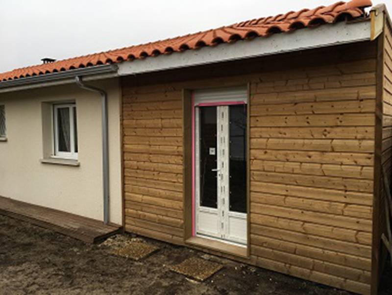 Extension en bois d'une maison traditionnelle à Biscarrosse