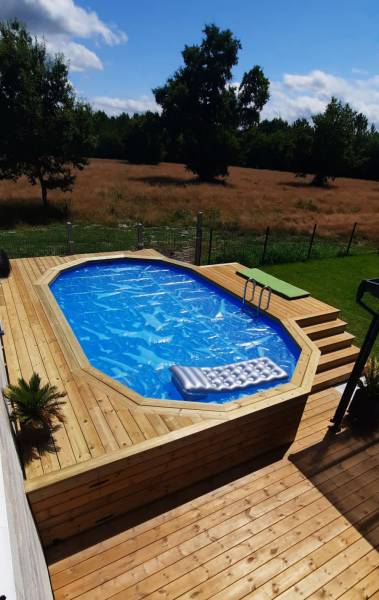 Création d'une terrasse bois autour d'une piscine sur-mesure à Parentis