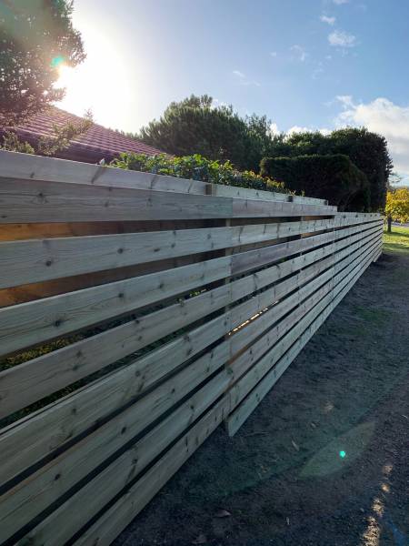 Réalisation d'une clôture en bois de terrasse sur la commune de Mimizan-plage dans les Landes