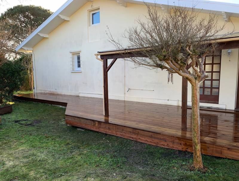 Réalisation d'une terrasse en bois par l'entreprise CBNL à Biscarrosse