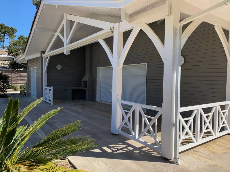 Pose d'un bardage bois pour une maison de plein-pied à proximité du Cap Ferret