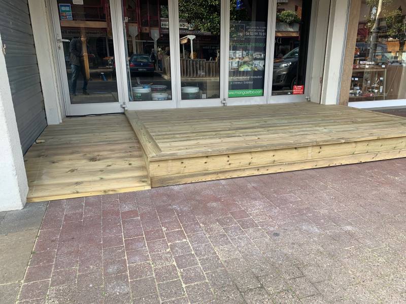 Création d’une terrasse en pin pour un commerce situé à Biscarrosse